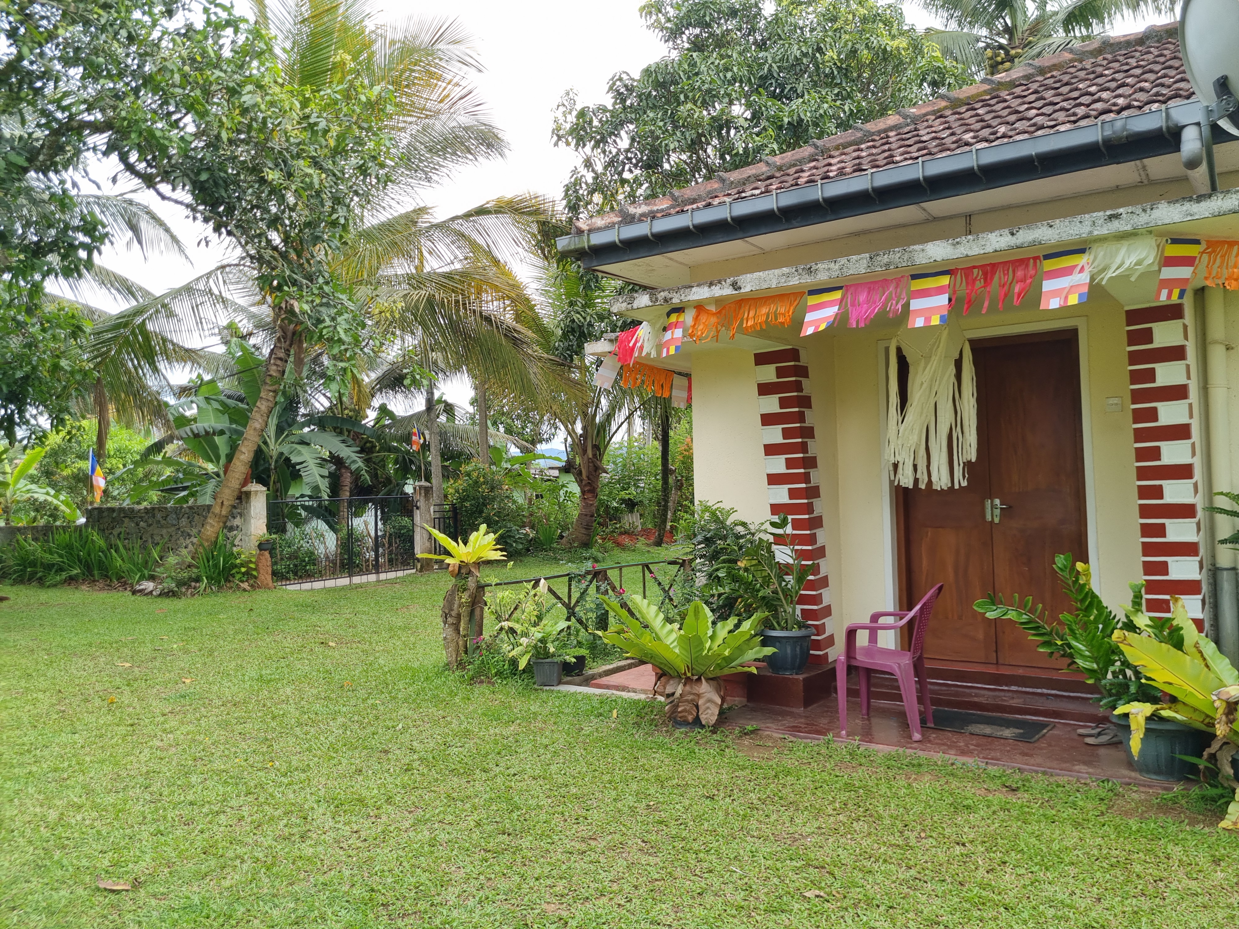 Front garden of Lion Shade Tourist Bungalow