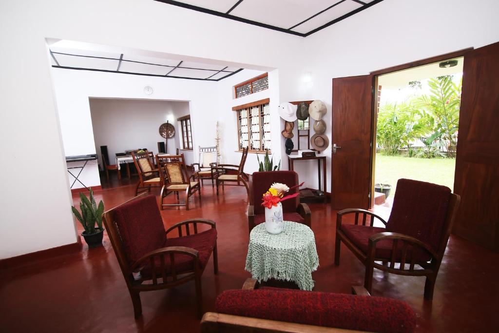 Guests can share a meal in the dining area